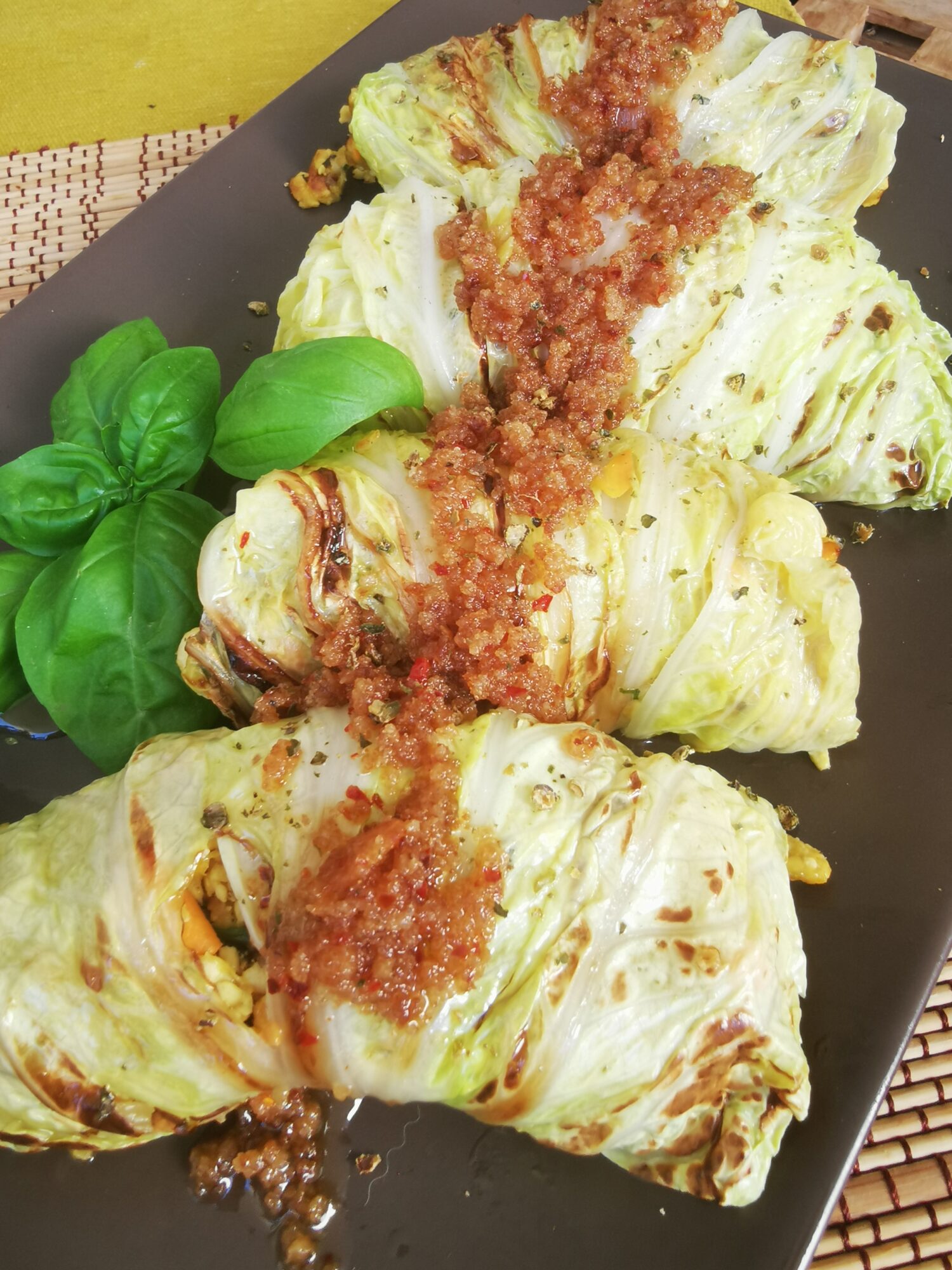 Chinakohl Roulade mit angebratenem, gewürzten Tofu — MyVegAtelier