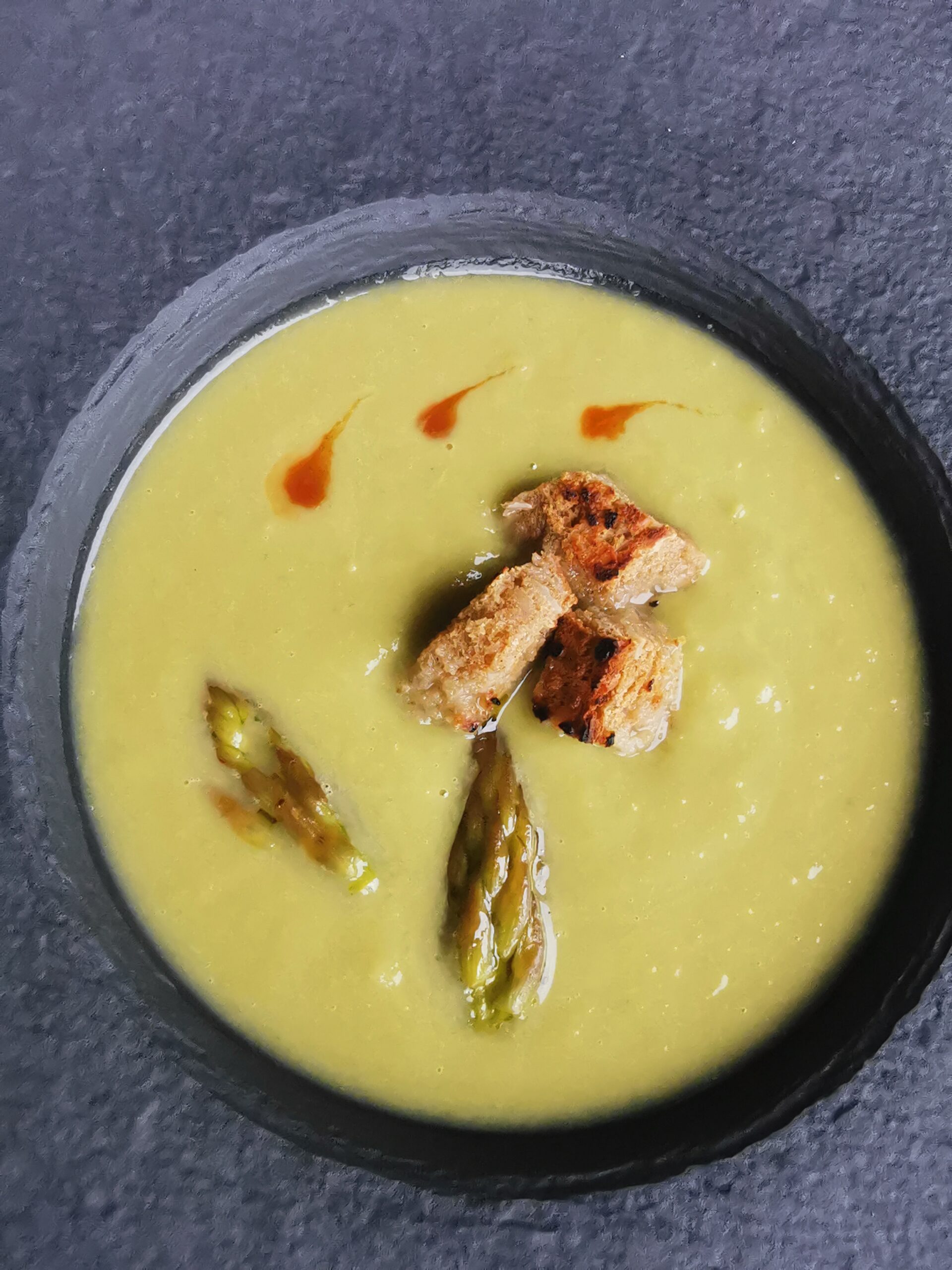 Spargelcremesuppe mit Knoblauchcroutons — MyVegAtelier